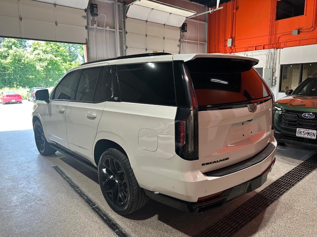 Cadillac Escalade Vehicle Full-screen Gallery Image 3