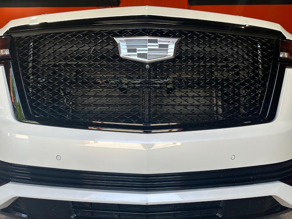 Cadillac Escalade Vehicle Full-screen Gallery Image 11