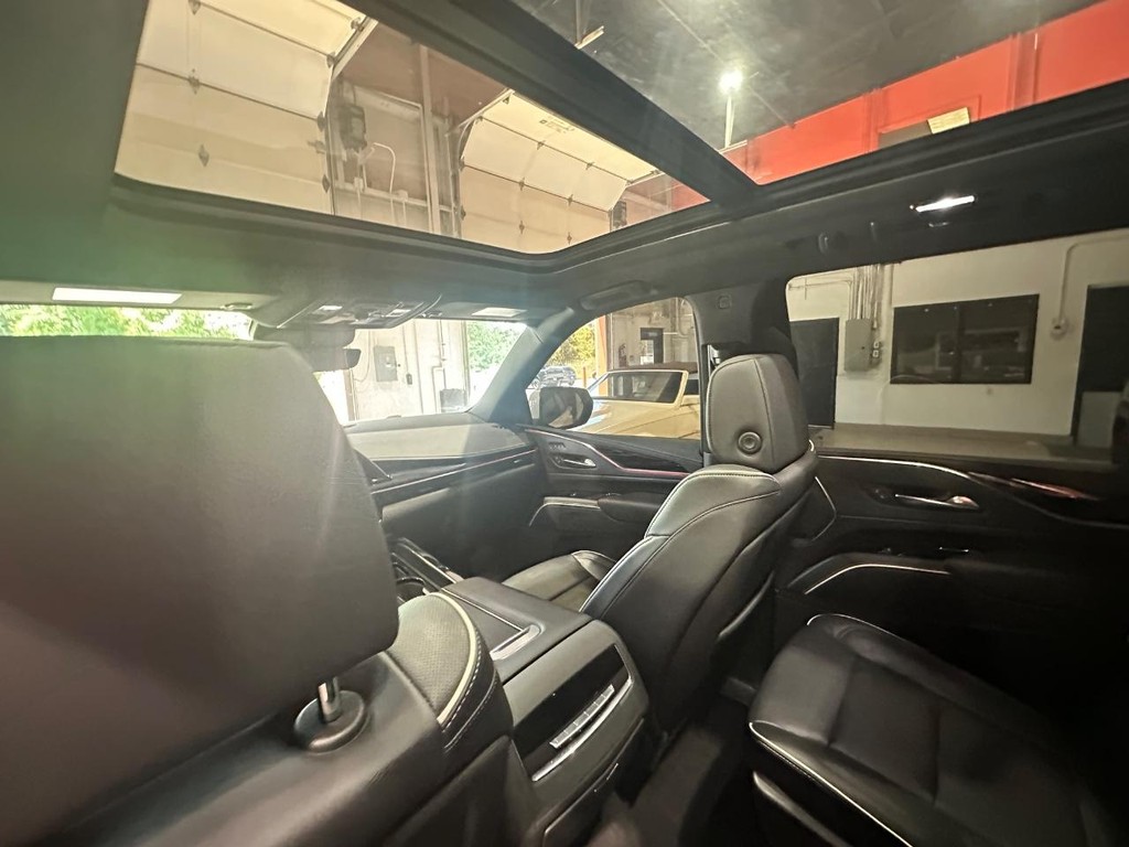 Cadillac Escalade Vehicle Full-screen Gallery Image 12