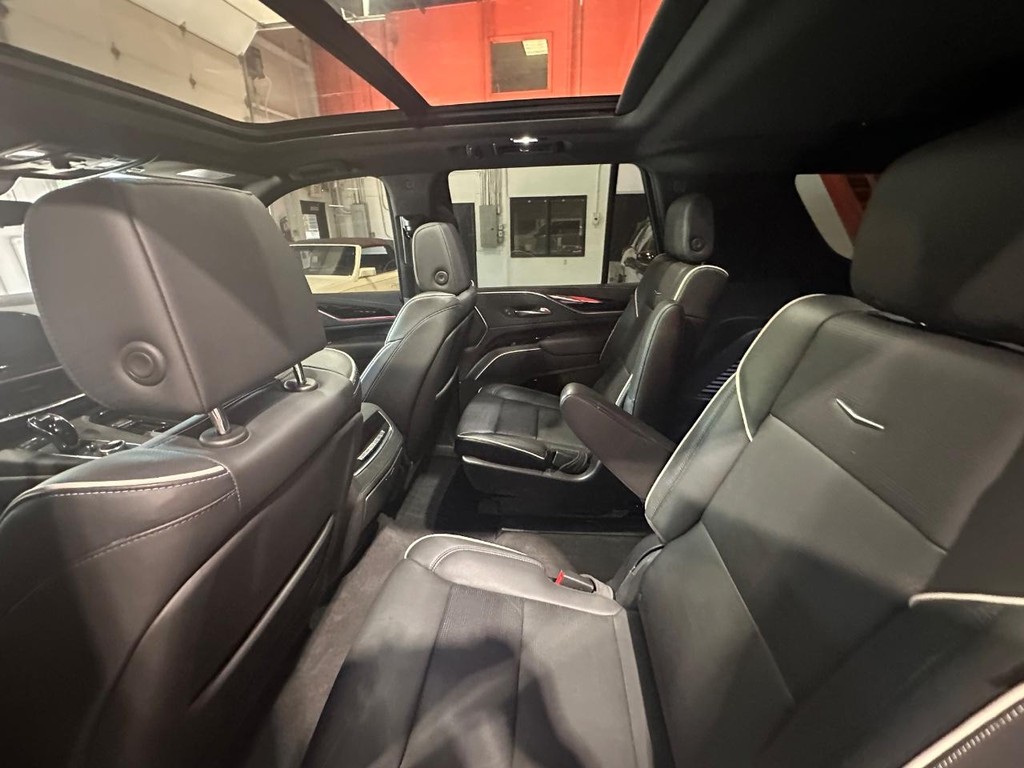 Cadillac Escalade Vehicle Full-screen Gallery Image 16
