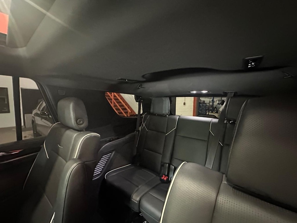Cadillac Escalade Vehicle Full-screen Gallery Image 17