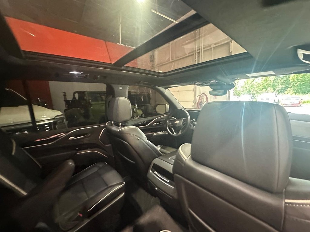 Cadillac Escalade Vehicle Full-screen Gallery Image 18