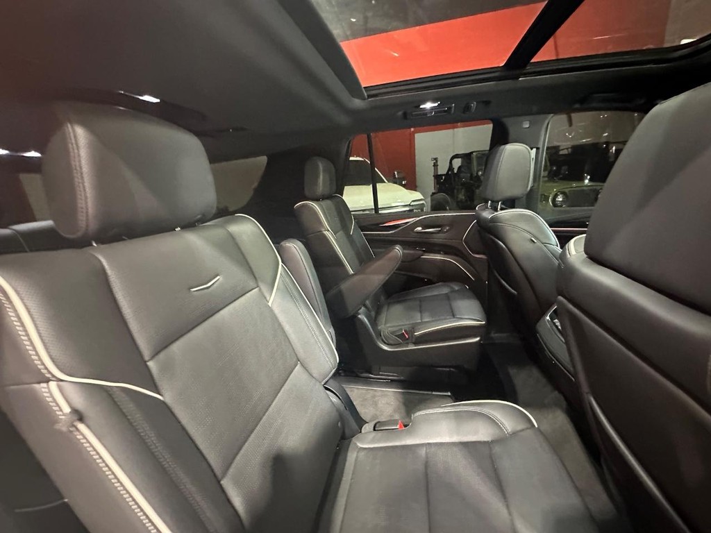 Cadillac Escalade Vehicle Full-screen Gallery Image 19
