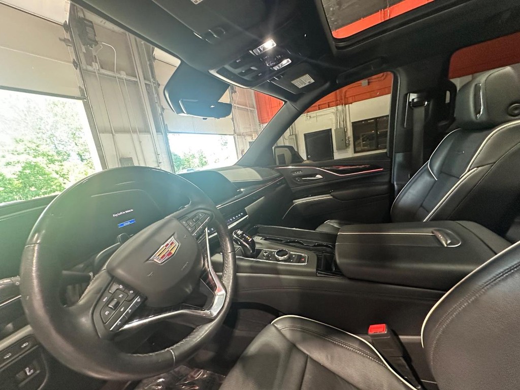 Cadillac Escalade Vehicle Full-screen Gallery Image 20