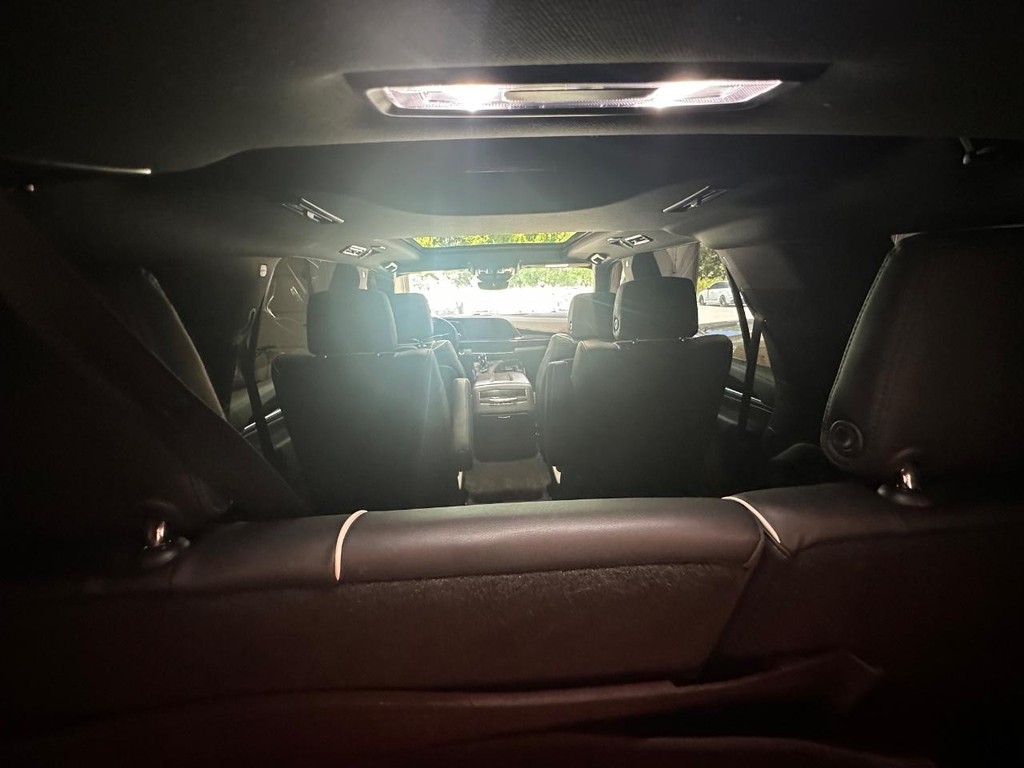 Cadillac Escalade Vehicle Full-screen Gallery Image 21