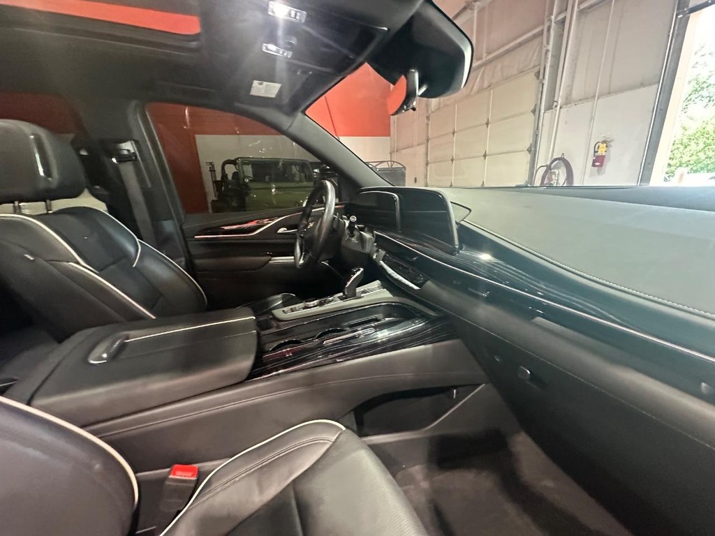 Cadillac Escalade Vehicle Full-screen Gallery Image 22