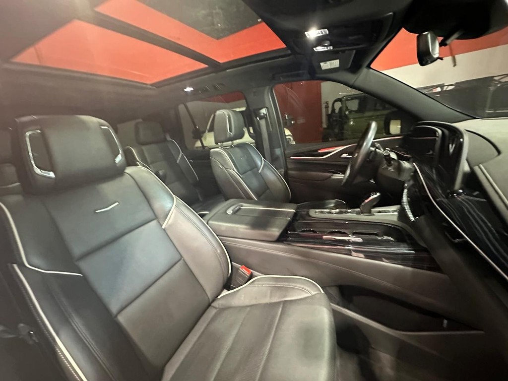 Cadillac Escalade Vehicle Full-screen Gallery Image 23