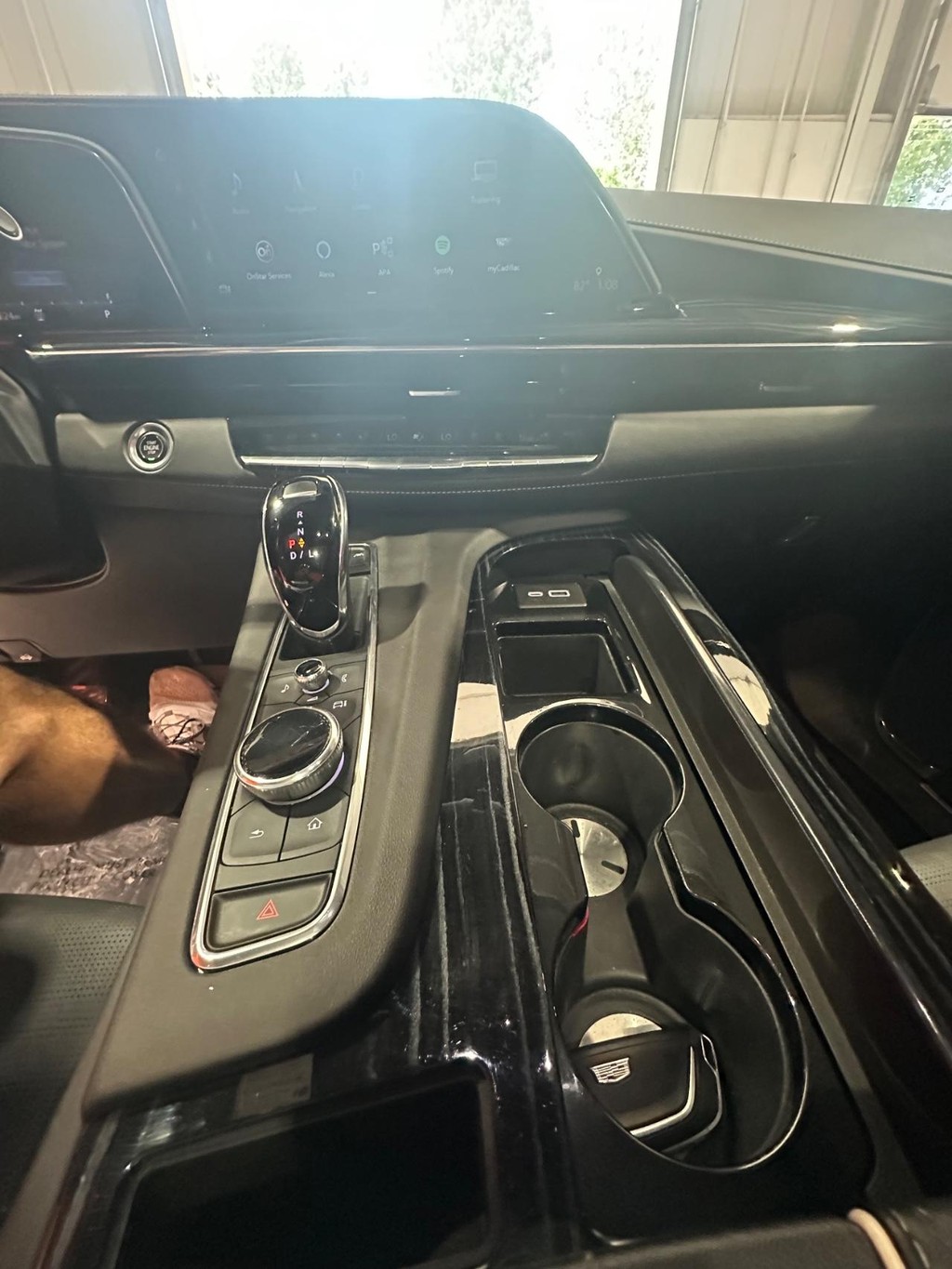 Cadillac Escalade Vehicle Full-screen Gallery Image 24