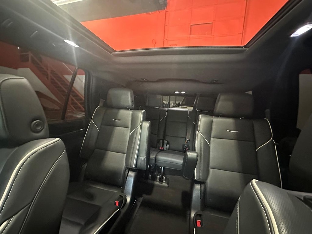 Cadillac Escalade Vehicle Full-screen Gallery Image 25