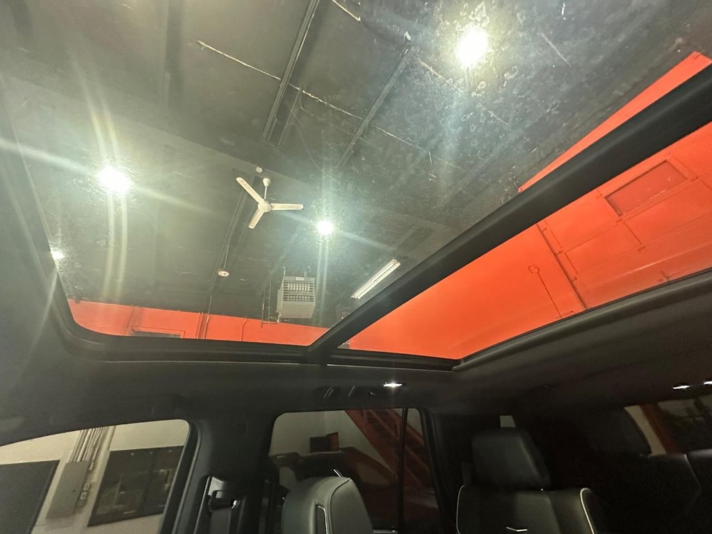 Cadillac Escalade Vehicle Full-screen Gallery Image 26