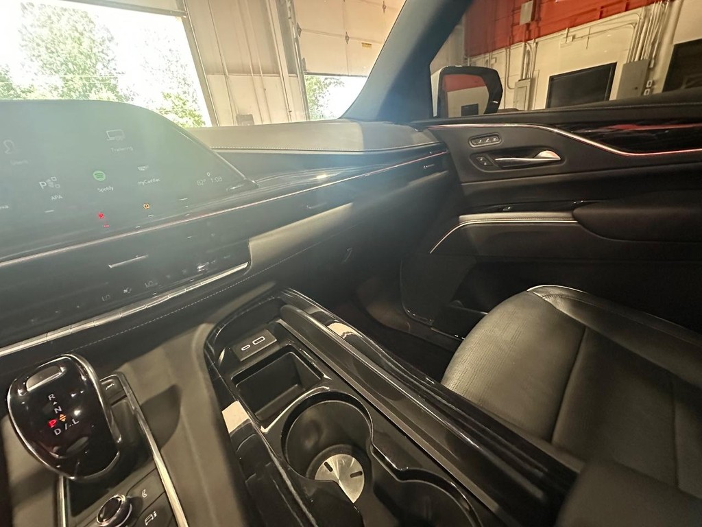 Cadillac Escalade Vehicle Full-screen Gallery Image 29