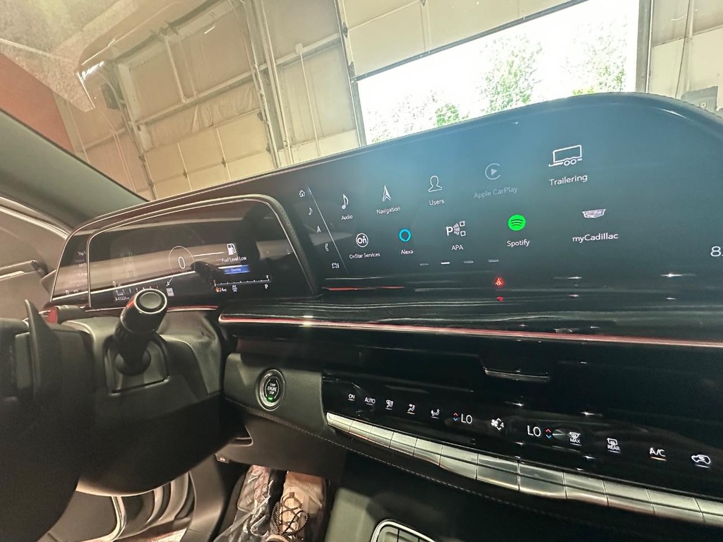 Cadillac Escalade Vehicle Full-screen Gallery Image 30