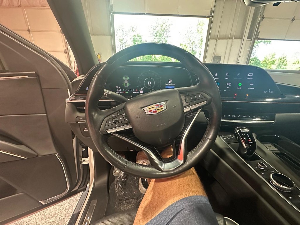 Cadillac Escalade Vehicle Full-screen Gallery Image 32
