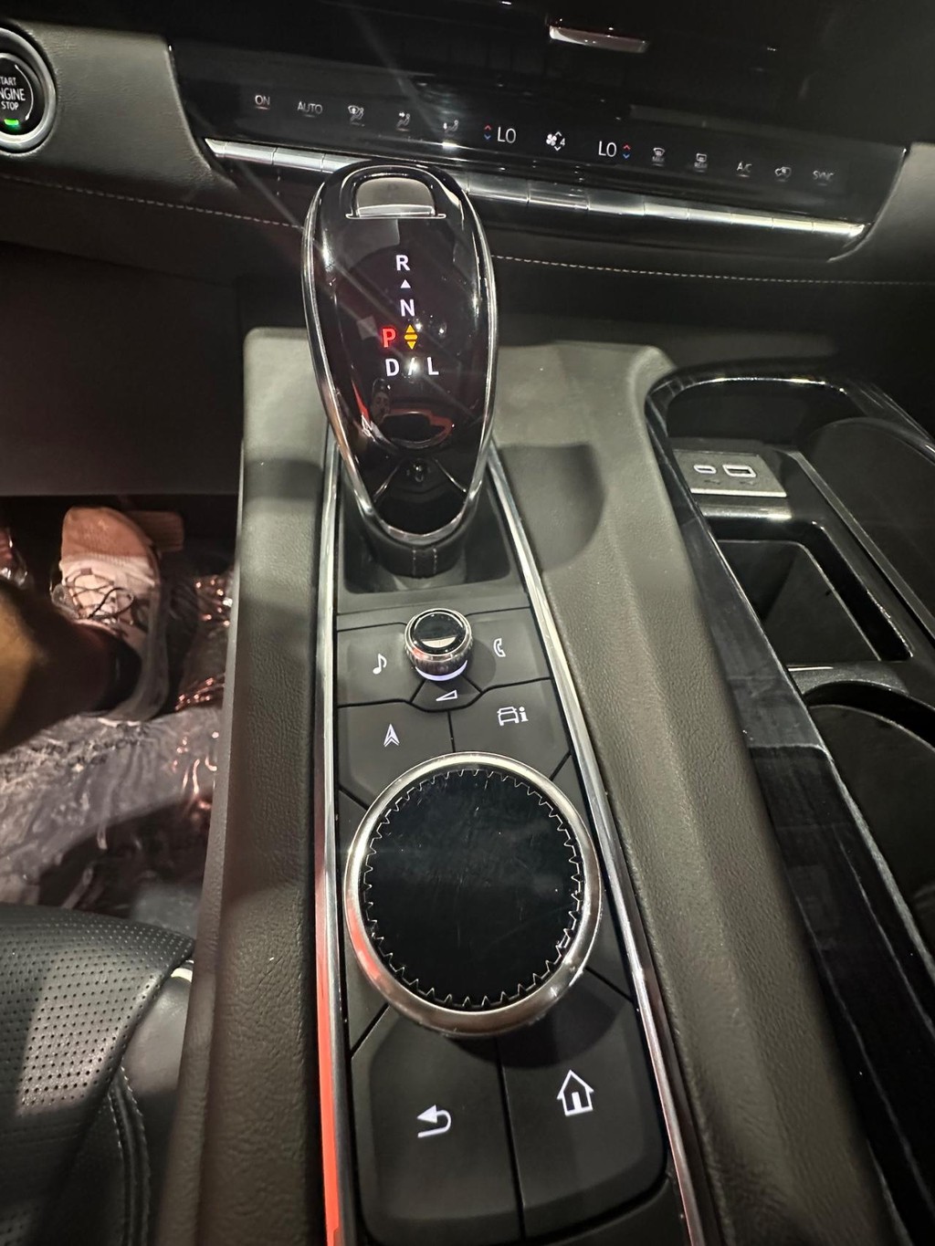 Cadillac Escalade Vehicle Full-screen Gallery Image 33