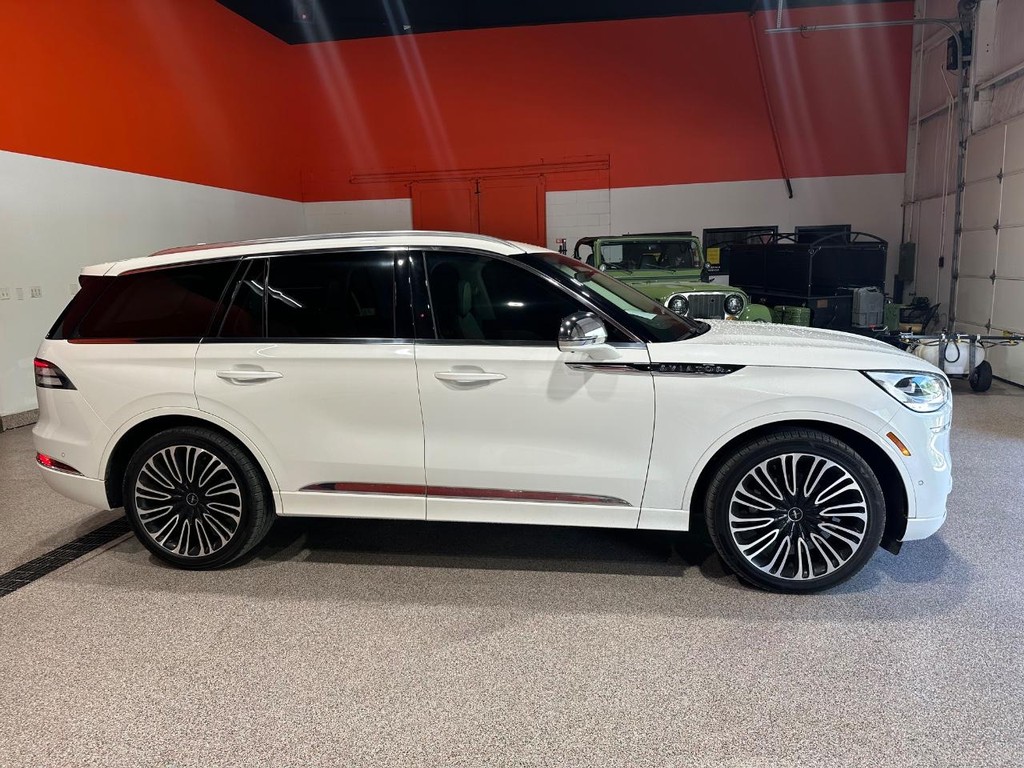 Lincoln Aviator Vehicle Full-screen Gallery Image 2