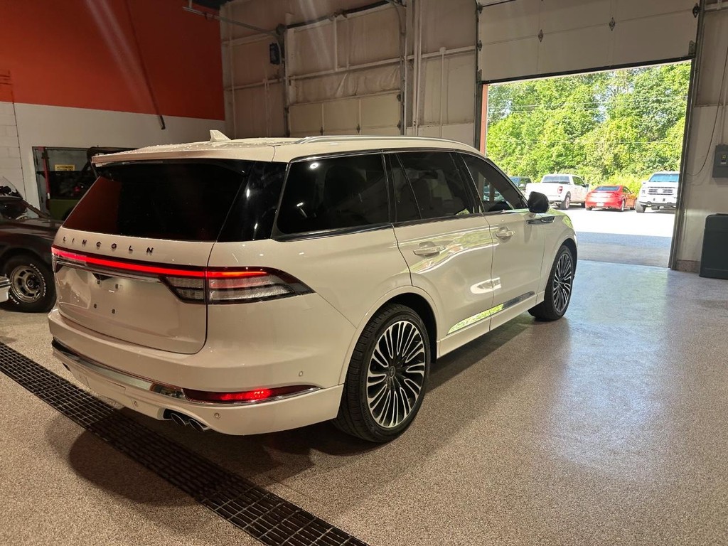Lincoln Aviator Vehicle Full-screen Gallery Image 3