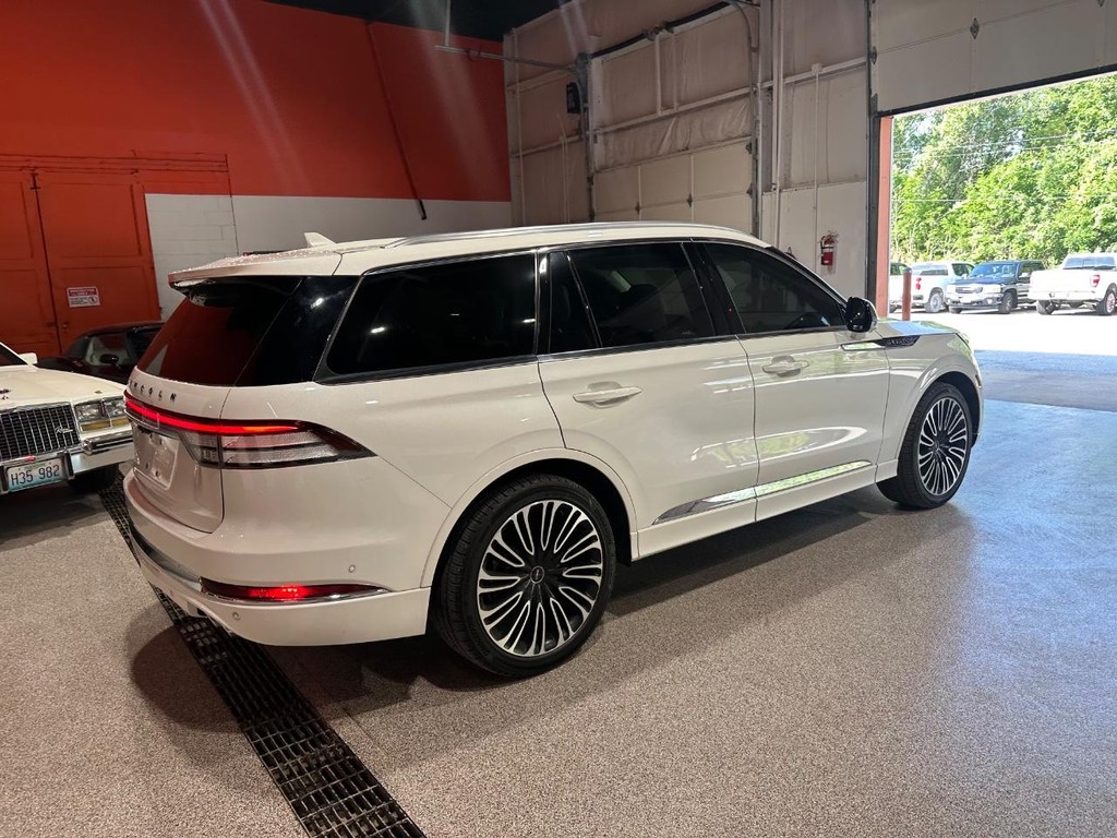 Lincoln Aviator Vehicle Full-screen Gallery Image 4