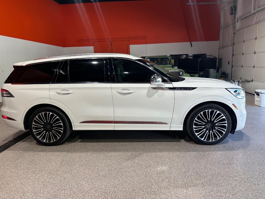Lincoln Aviator Vehicle Full-screen Gallery Image 5