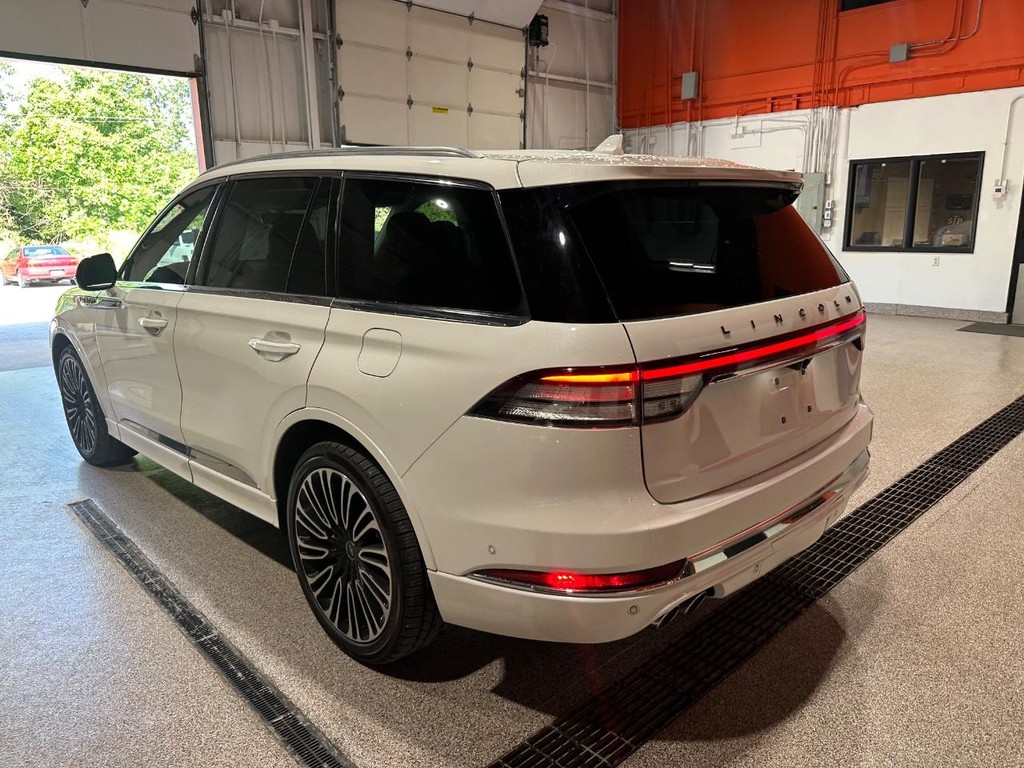 Lincoln Aviator Vehicle Full-screen Gallery Image 6