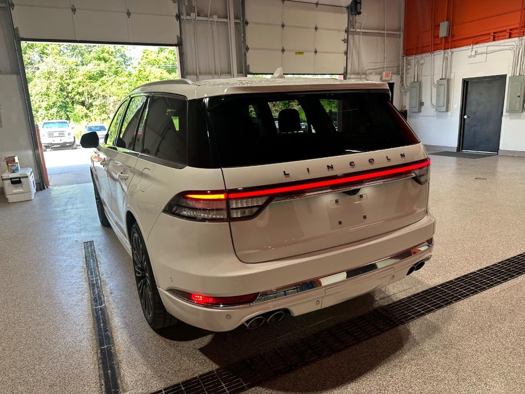 Lincoln Aviator Vehicle Full-screen Gallery Image 7