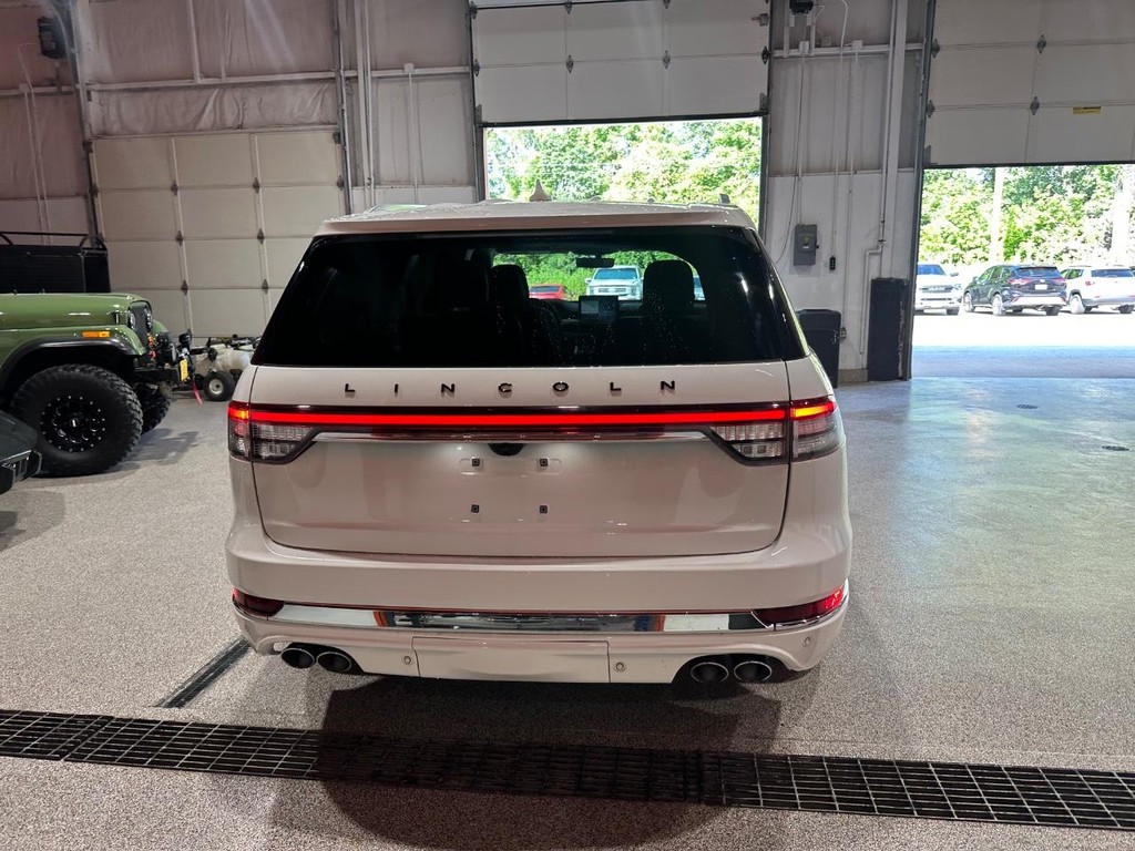 Lincoln Aviator Vehicle Full-screen Gallery Image 8