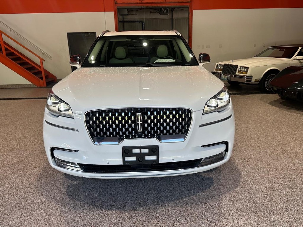 Lincoln Aviator Vehicle Full-screen Gallery Image 9