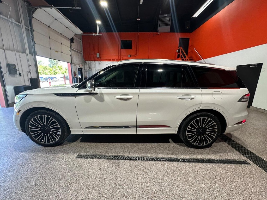 Lincoln Aviator Vehicle Full-screen Gallery Image 11