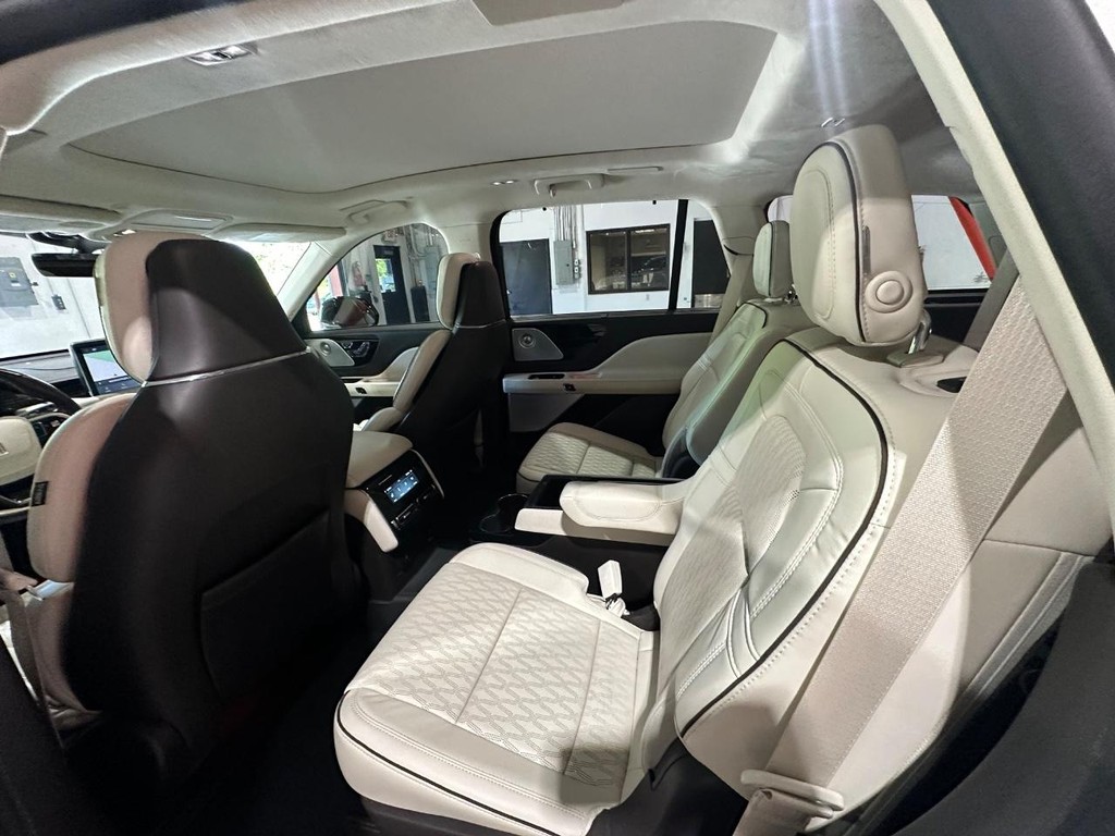 Lincoln Aviator Vehicle Full-screen Gallery Image 12