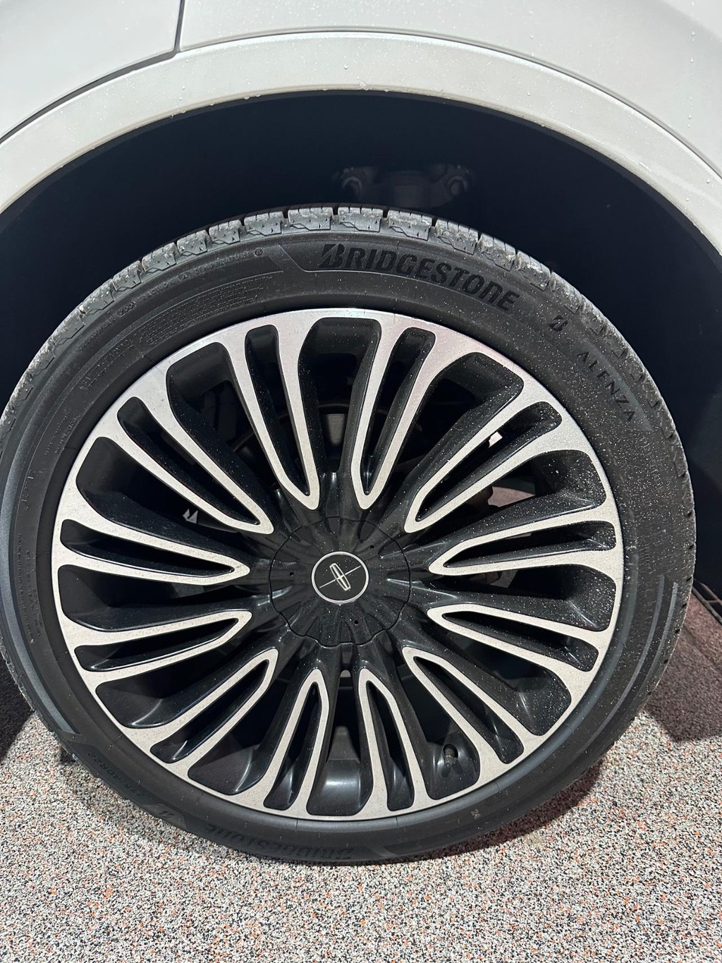 Lincoln Aviator Vehicle Full-screen Gallery Image 13