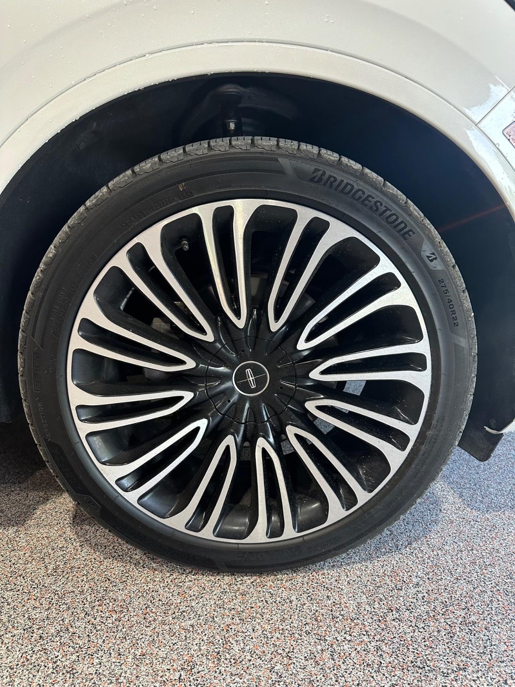 Lincoln Aviator Vehicle Full-screen Gallery Image 15