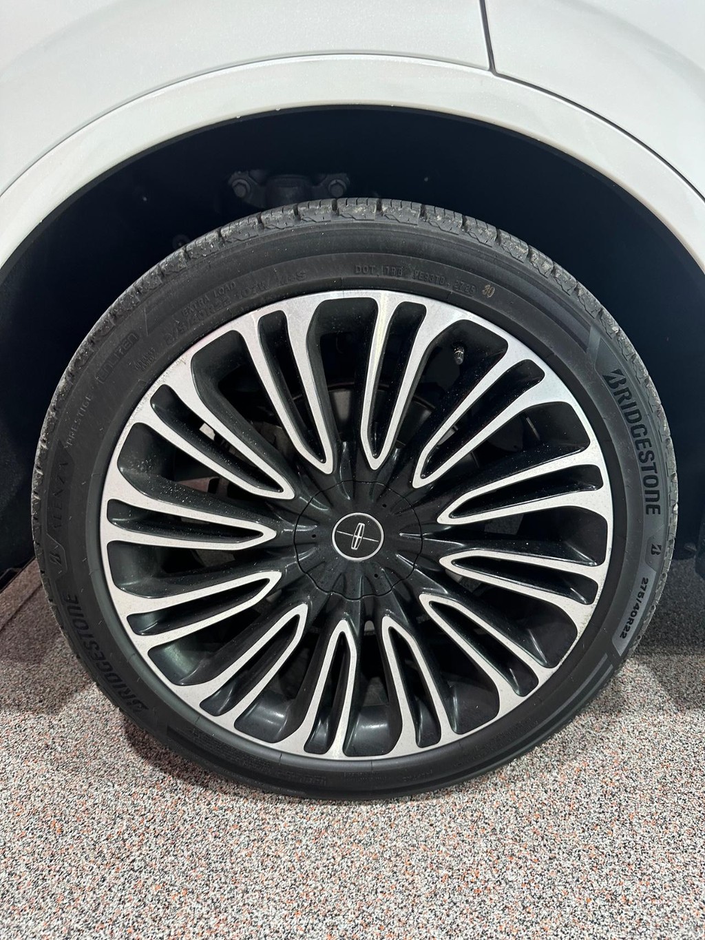 Lincoln Aviator Vehicle Full-screen Gallery Image 16