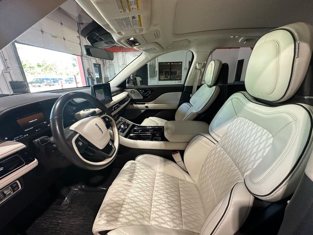 Lincoln Aviator Vehicle Full-screen Gallery Image 17