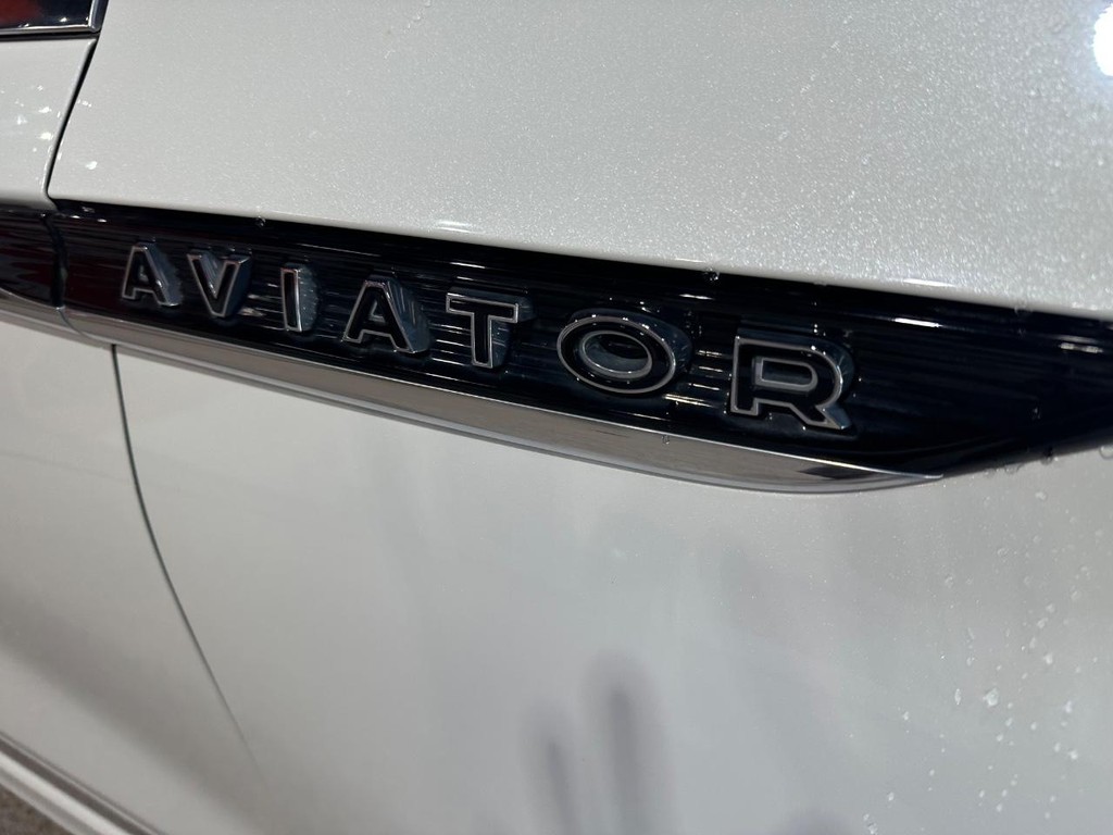 Lincoln Aviator Vehicle Full-screen Gallery Image 18