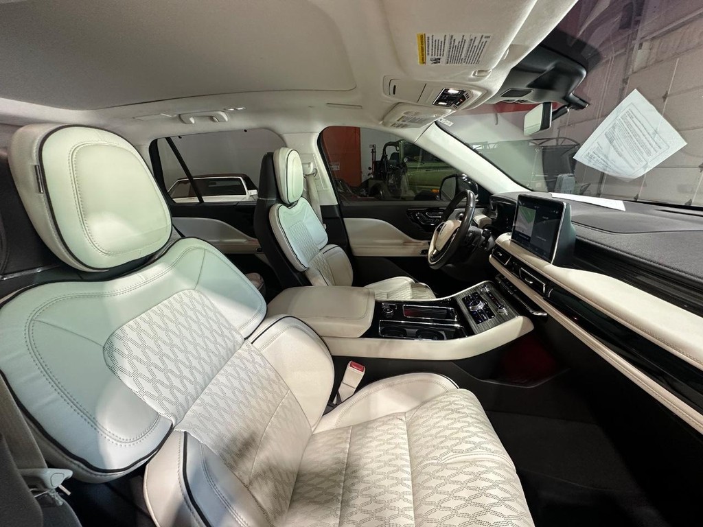 Lincoln Aviator Vehicle Full-screen Gallery Image 19