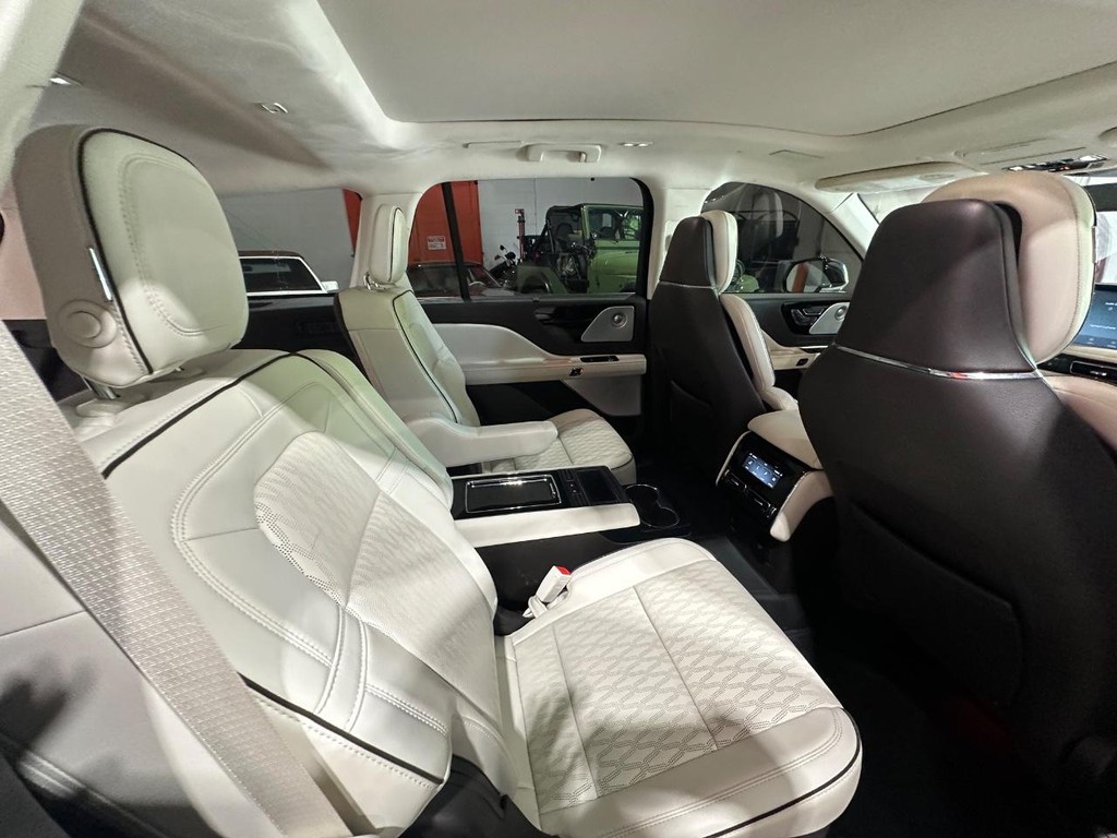 Lincoln Aviator Vehicle Full-screen Gallery Image 20