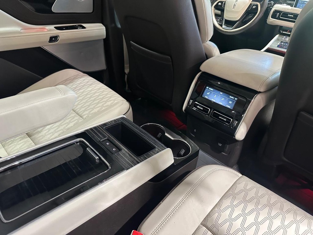 Lincoln Aviator Vehicle Full-screen Gallery Image 21