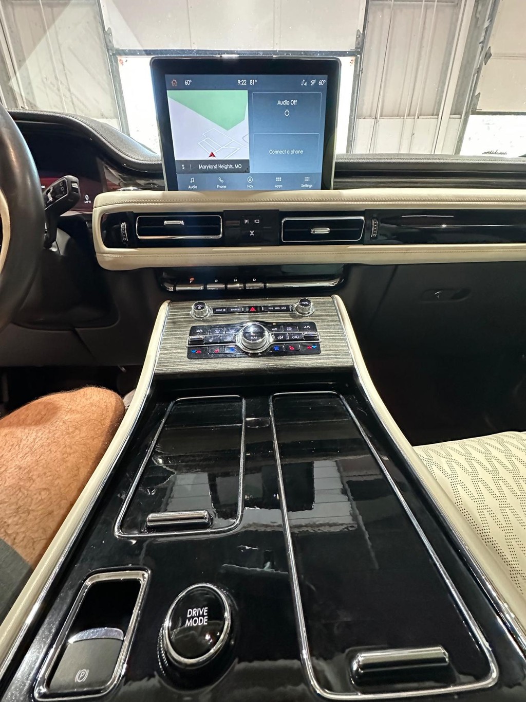 Lincoln Aviator Vehicle Full-screen Gallery Image 24