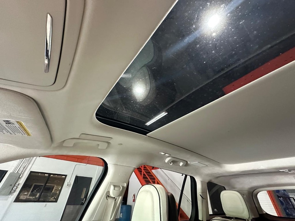 Lincoln Aviator Vehicle Full-screen Gallery Image 25