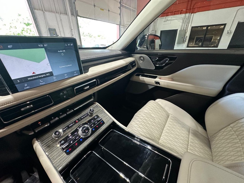 Lincoln Aviator Vehicle Full-screen Gallery Image 26