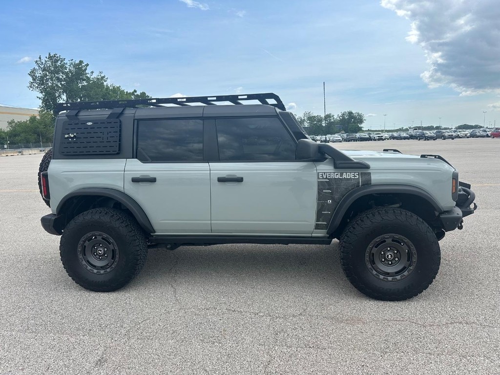Ford Bronco Vehicle Full-screen Gallery Image 2