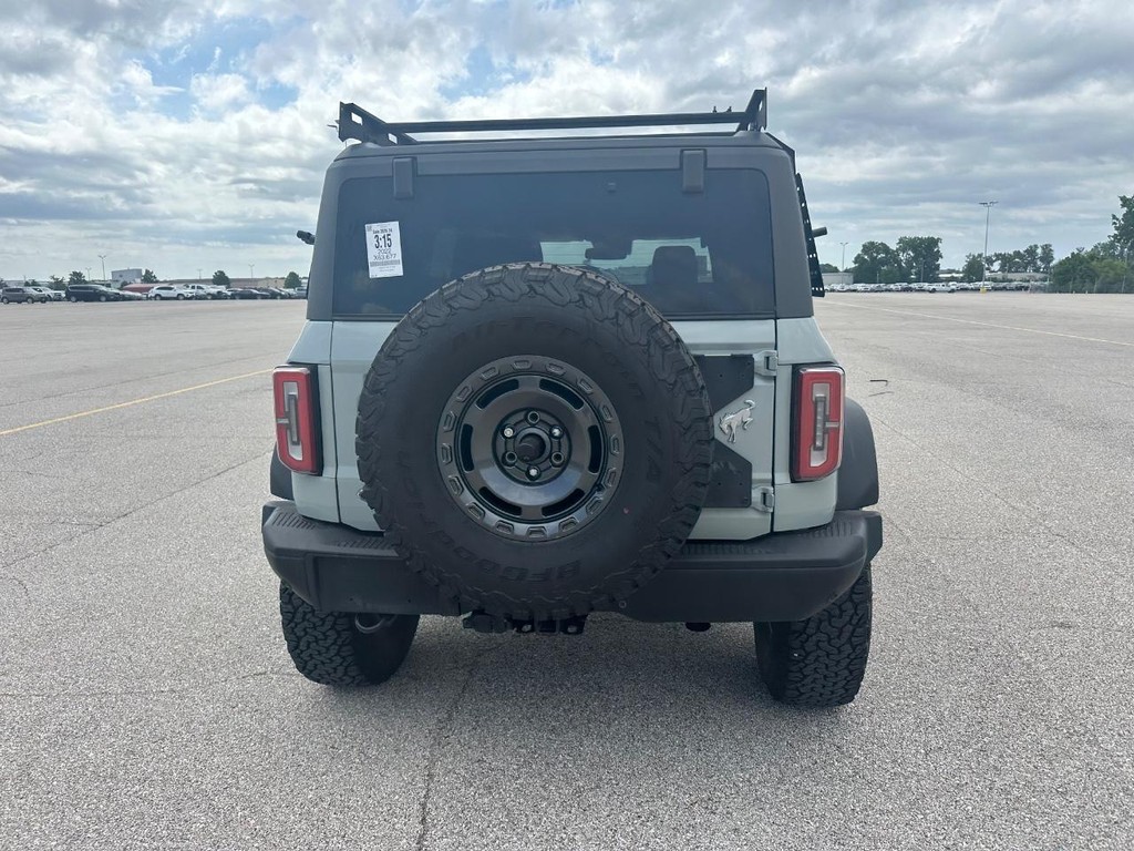 Ford Bronco Vehicle Full-screen Gallery Image 3