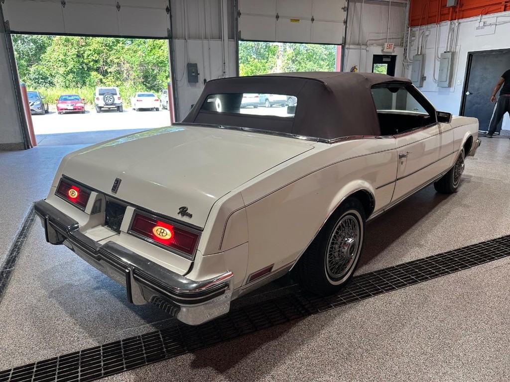 Buick Riviera Vehicle Full-screen Gallery Image 03