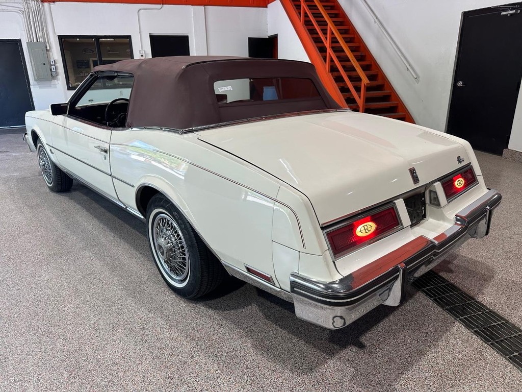 Buick Riviera Vehicle Full-screen Gallery Image 04