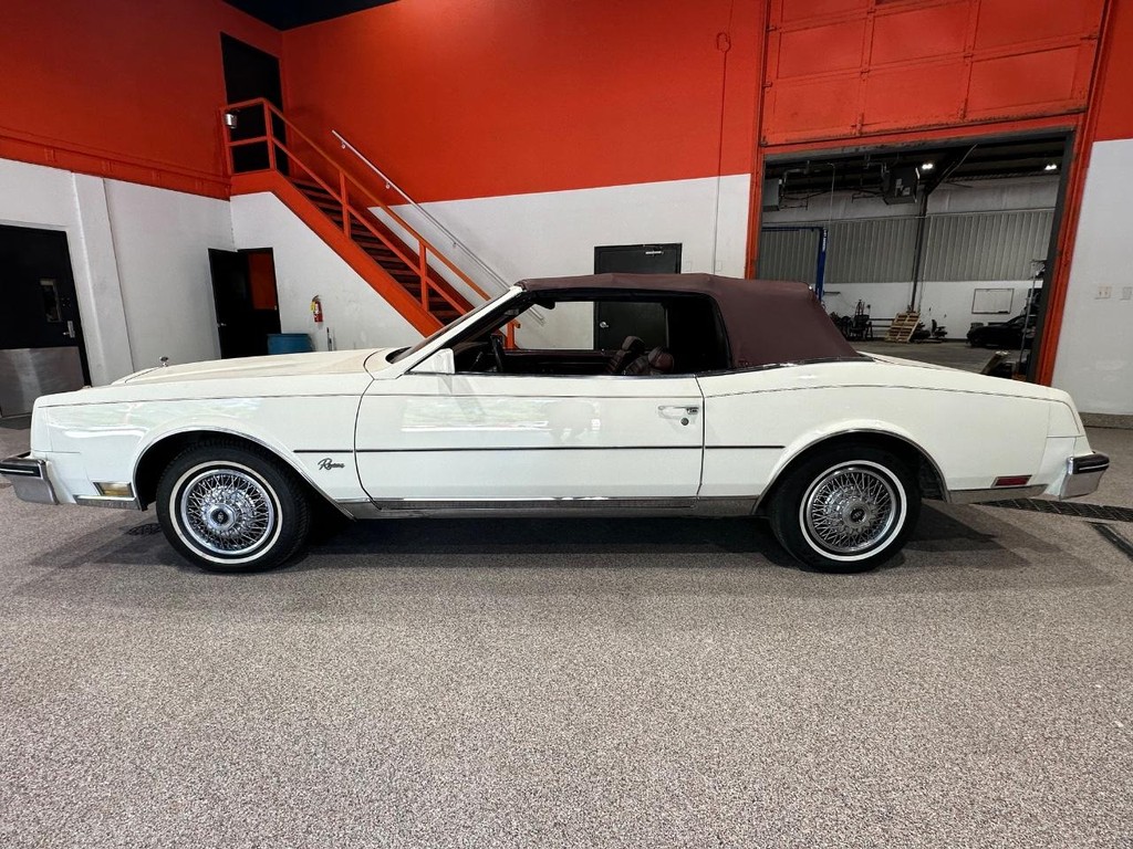 Buick Riviera Vehicle Full-screen Gallery Image 09