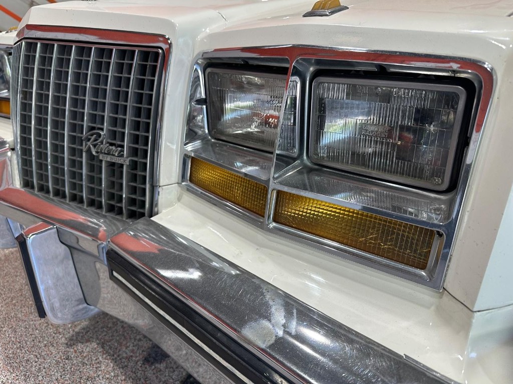 Buick Riviera Vehicle Full-screen Gallery Image 10