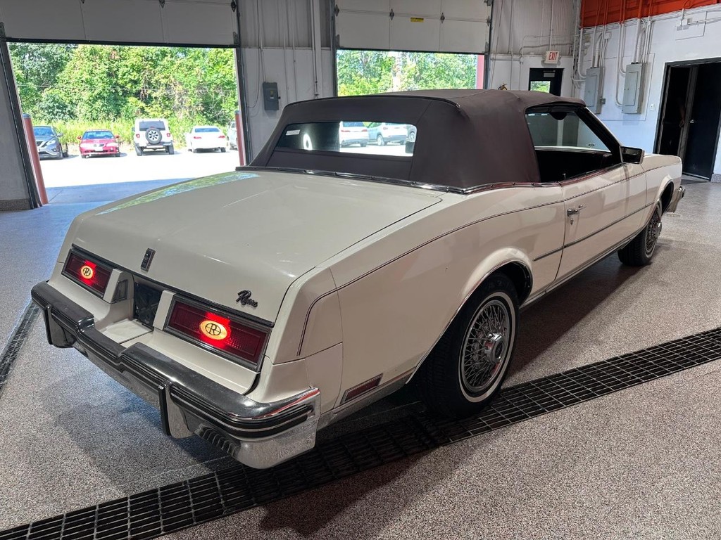 Buick Riviera Vehicle Full-screen Gallery Image 16