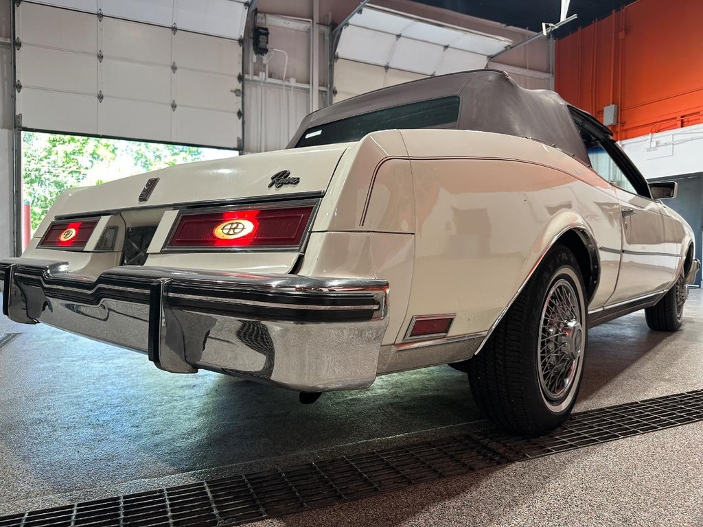 Buick Riviera Vehicle Full-screen Gallery Image 21