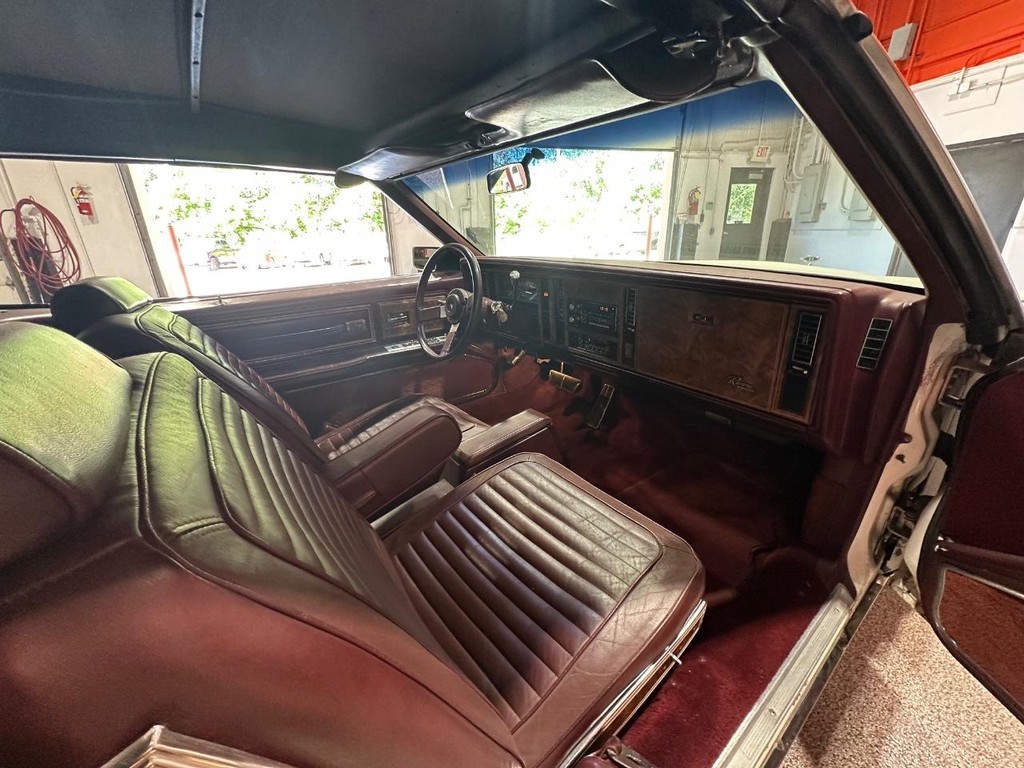 Buick Riviera Vehicle Full-screen Gallery Image 22