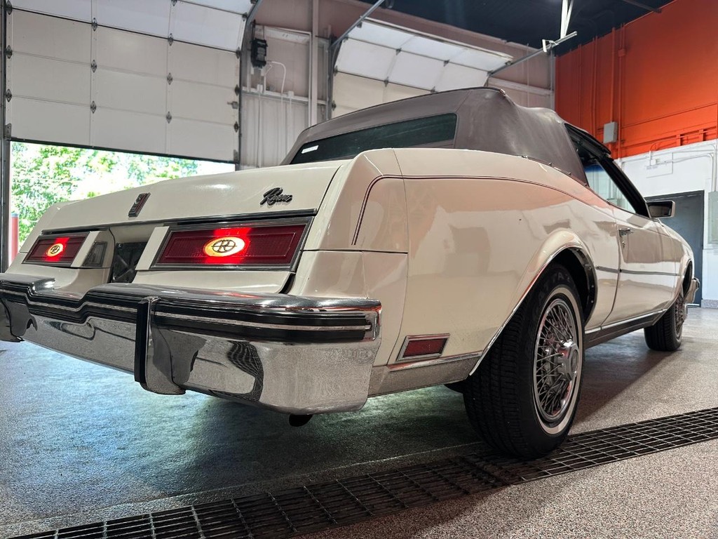 Buick Riviera Vehicle Full-screen Gallery Image 34