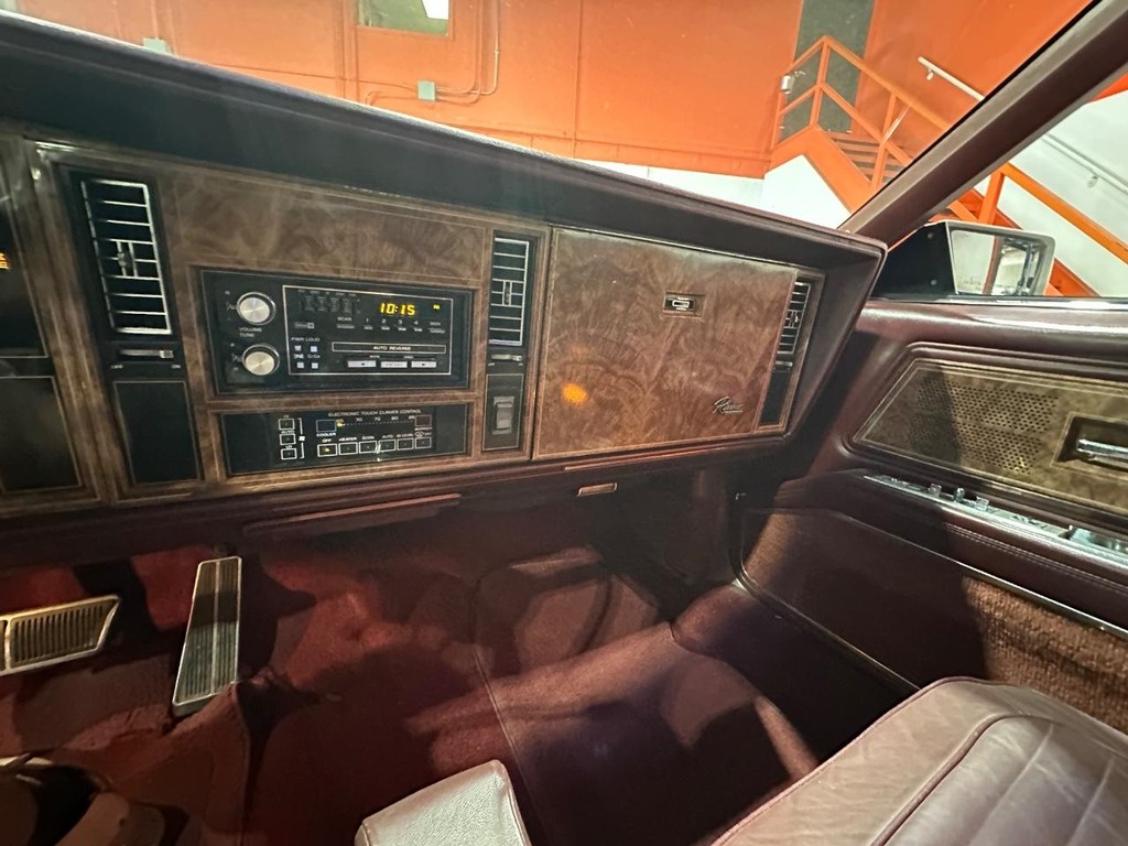 Buick Riviera Vehicle Full-screen Gallery Image 35